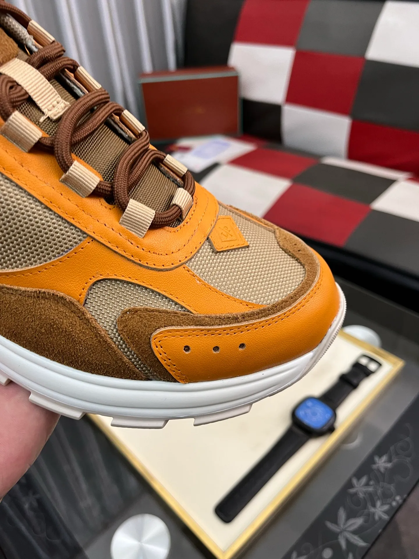 Men's shoes 💰520 ⌚️⌚️ Loro Piana's classic popular lp top version of Pili casual shoes. It turns out that these are the casual shoes that are said to be able to walk 20,000 steps without tiring your feet. This pair has both good looks and feel. You will be completely lost as soon as you step on it ~ The minimalist design is eye-catching and durable, and it is a bonus for dressing. The soft feeling on the feet has outstanding texture, and it is very nice without abrasion on the feet. The soft and waxy soles make it easy to wear for daily use for a long time. Who can resist a pair of versatile and good-looking loafers? Don't be too elegant at all, the feel and texture of the feet are good, the key is to make the legs look longer and not tire the feet, the main thing is that it is just right!        Material: Original cowhide Lining: Original sheepskin Outsole: Original sole Size: 38-44